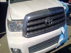 2013 TOYOTA SEQUOIA, WHITE, SR5 MODEL, 5.7L, AT, 4WD.   Z26434